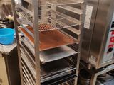 plusieurs plateaux de nourriture sur un support métallique dans la cuisine