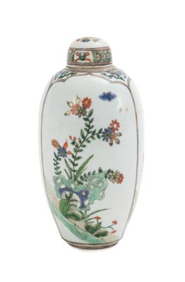 un vase blanc orné d'un motif floral