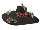 Le chapeau est noir, orné de fleurs et de feuilles.