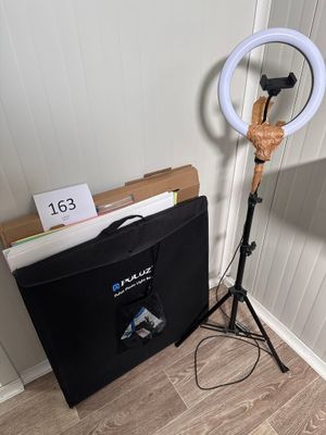 a light that is sitting on a tripod next to a box