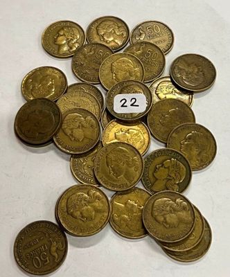 beaucoup de pièces qui sont sur la table