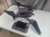 une télécommande posée sur une table à côté d'une tablette