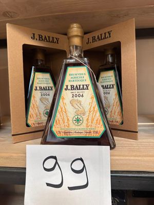 une bouteille de whisky J. Bally sur l'étagère