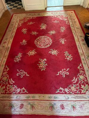 un tapis rouge sur le sol d'une pièce
