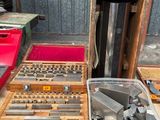 un grand nombre d'outils posés sur une table