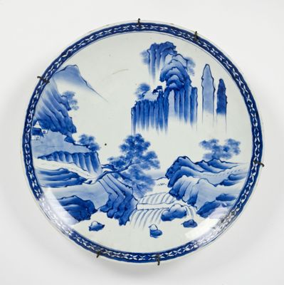 assiette en porcelaine bleue et blanche ornée d'un paysage
