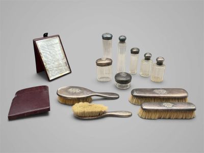un grand nombre d'objets posés sur une table