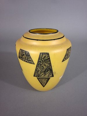 un vase jaune orné de motifs noirs et blancs