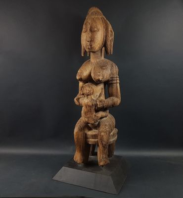 Grande maternité en bois dur sculpté et érodé sur la face av…