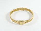 un bracelet en or avec un motif tressé et un fermoir