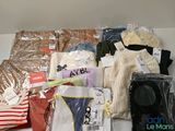 un tas de vêtements posés sur une table