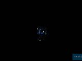 un fond noir avec une lumière bleue au milieu