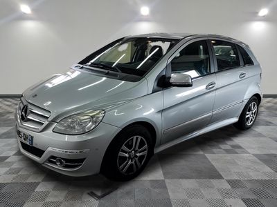 une photo d'une mercedes classe b argentée garée dans un garage