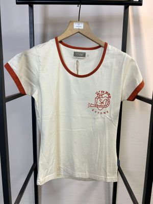 T-shirt blanc avec bordure rouge et logo sur la poitrine