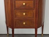 une photo d'une commode en bois à trois tiroirs, surmontée d'un miroir