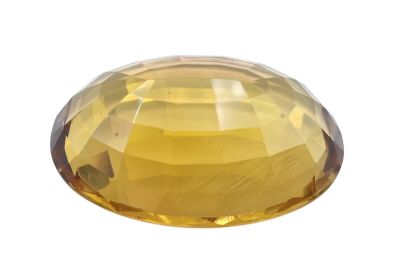 un gros plan d'un diamant jaune sur fond blanc