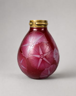 vase en verre violet orné de fleurs et muni d'un couvercle doré