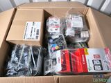une boîte en carton remplie d'appareils électroniques et d'autres objets