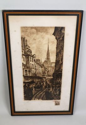 une vieille photo d'une rue de la ville avec le clocher d'une église en arrière-plan