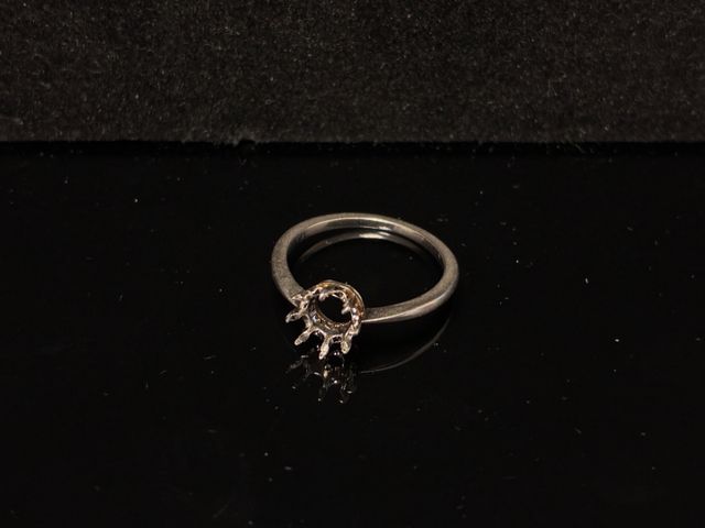 Monture de bague en platine. En règle. Poids brut : 2,56gr