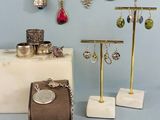 de nombreux colliers et bracelets exposés sur une table