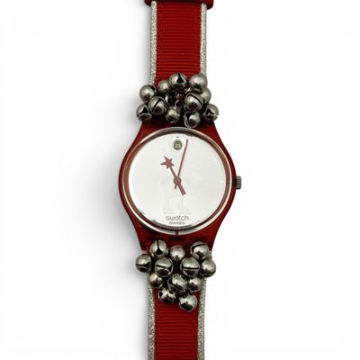une image montrant un gros plan d'une montre-bracelet ornée de clochettes