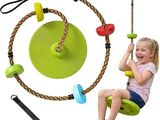 une petite fille assise sur une balançoire