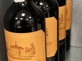 plusieurs bouteilles de vin sont alignées sur une étagère dans un magasin