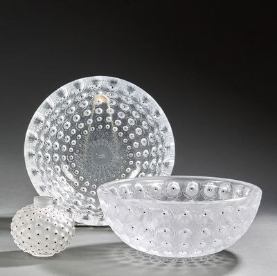 deux bols en verre et un bol avec une balle posés sur une table