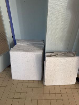 une pile de papiers empilés les uns sur les autres par terre