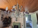un lustre au milieu d'une pièce dotée d'une cheminée