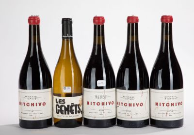 six bouteilles de vin sont alignées sur une surface blanche