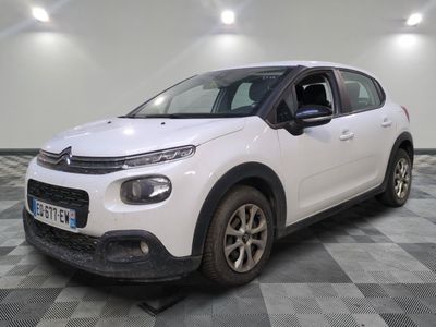 la citrole blanche est garee sur un carrelage en damier