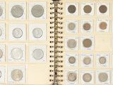 un livre dans lequel se trouve un tas de pièces de monnaie