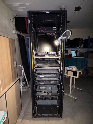 un rack de matériel électronique au milieu d'une pièce