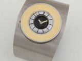 une montre posée sur une table