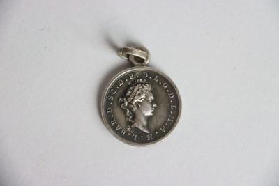 gros plan d'une pièce d'argent avec un visage dessus