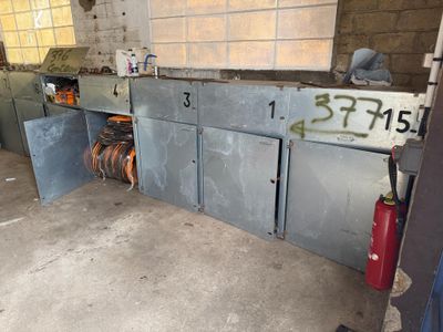 un extincteur dans un garage comportant de nombreuses armoires