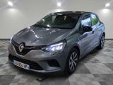 la voiture grise est garée sur le sol en damier d'un garage