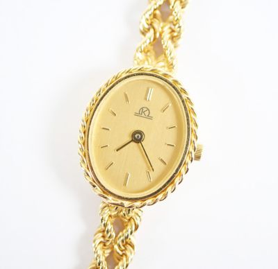 une image d'un gros plan d'une montre-bracelet sur une surface blanche