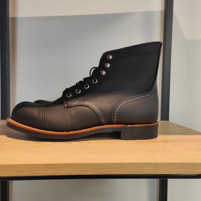 des bottes « Red Wing » posées sur une étagère dans un magasin de chaussures