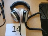 une photo d'un casque audio posé sur une table