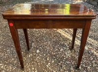 10737-83 / X / Table à jeux en acajou et placage d'acajou, p…