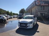 une voiture blanche garée devant un bâtiment dans un parking