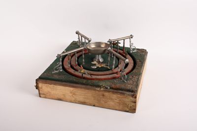 un vieux livre sur lequel repose un objet en métal
