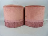 une paire de tabourets en velours rose ornés de franges