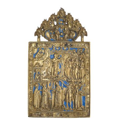 une plaque décorée, dorée et bleue, sur laquelle figure l'image d'un groupe de personnes