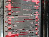 beaucoup d'outils dans la mallette qui sont dans la boîte