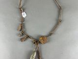 gros plan d'un collier sur une surface blanche