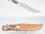 deux photos d'un couteau avec un étui en cuir posé sur une surface blanche